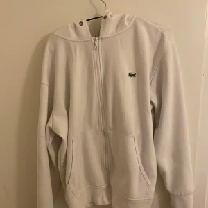 Lacoste zip hoodie - Inga problem, använd ett par gånger men inga defekter