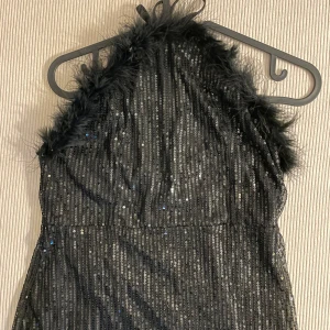 Svart glittrig paljettklänning med fjädrar - Helt ny klänningen som inte är använt 🩷