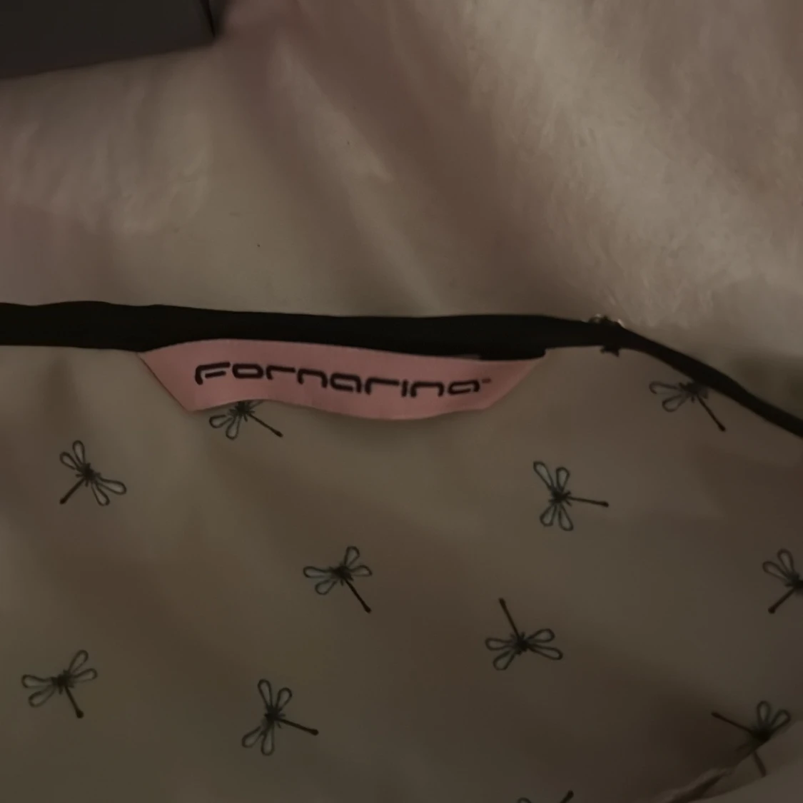 Beige blus med svart knytband - 4