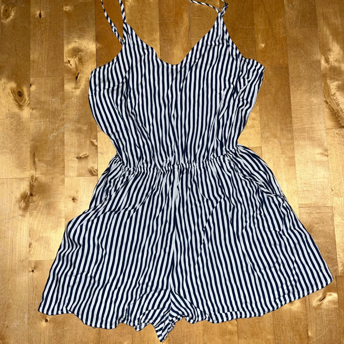 Blå och vit randig jumpsuit