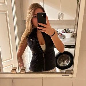 Svart dunväst  - sååå snygg dunväst från golfmärket cross!!🥰 hör av er för mer frågor 