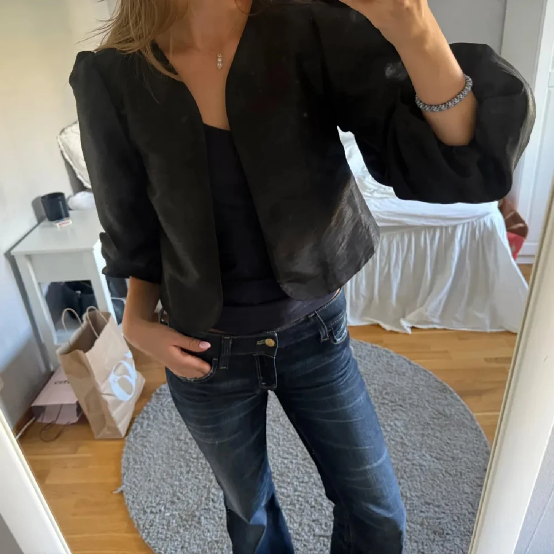 Svart silkesblus med puffärm - 1