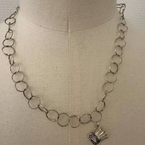 Silverfärgat halsband med kronberlock -  'Princess'. Krimskrams. Halsband. Hämtas i Hägersten om du vill slippa frakt. Var även uppmärksam på när Plick erbjuder fraktfritt ibland på dyrare plagg. Följ mig gärna. Har mycket att lägga ut i olika storlekar! 