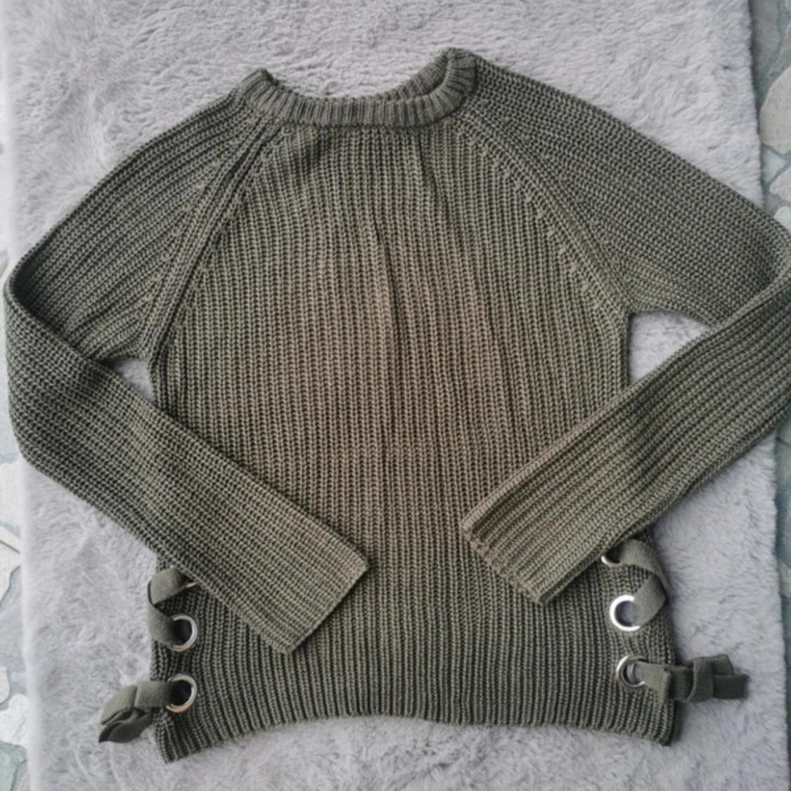 Olivgrön stickad tröja med snörning - 2