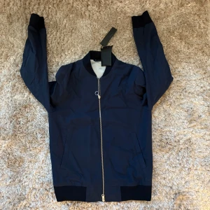 J. Lindberg jcka - Storlek s| skick 10/10 helt ny med tags| pm för mer info| nypris 3,2 k|