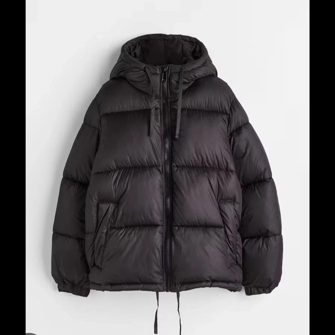 Svart pufferjacka med huva