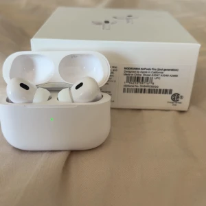 AirPods Pro (2nd generation) - Apple AirPods Pro (2nd generation) i mycket fint skick, komplett med originalförpackning. Trådlösa hörlurar med aktiv brusreducering, transparensläge och laddningsetui, er helt nya.