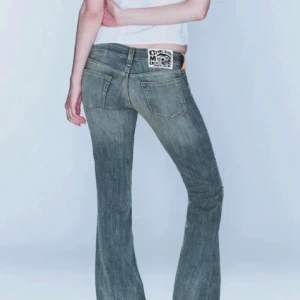 Lågmidjade bootcut jeans Cheap Monday - Snygga gråblå jeans från Cheap Monday med bootcut och låg midja. Storlek 28/30! Sprättade upp sömmen längst ner då dem var för korta för mig, men var senare tvungen att klippa av dem ändå, så dem är avklippta, men samma längd som innan, alltså 28/30💞 Skriv för mått💞