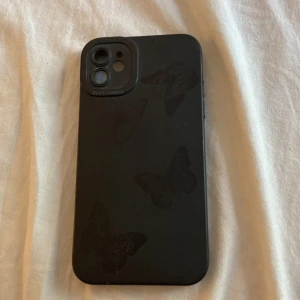 iPhone 11 skal - Snyggt  iPhone 11 svart skal med fjärilsmönstrat på jätte fint o snyggt till din mobil