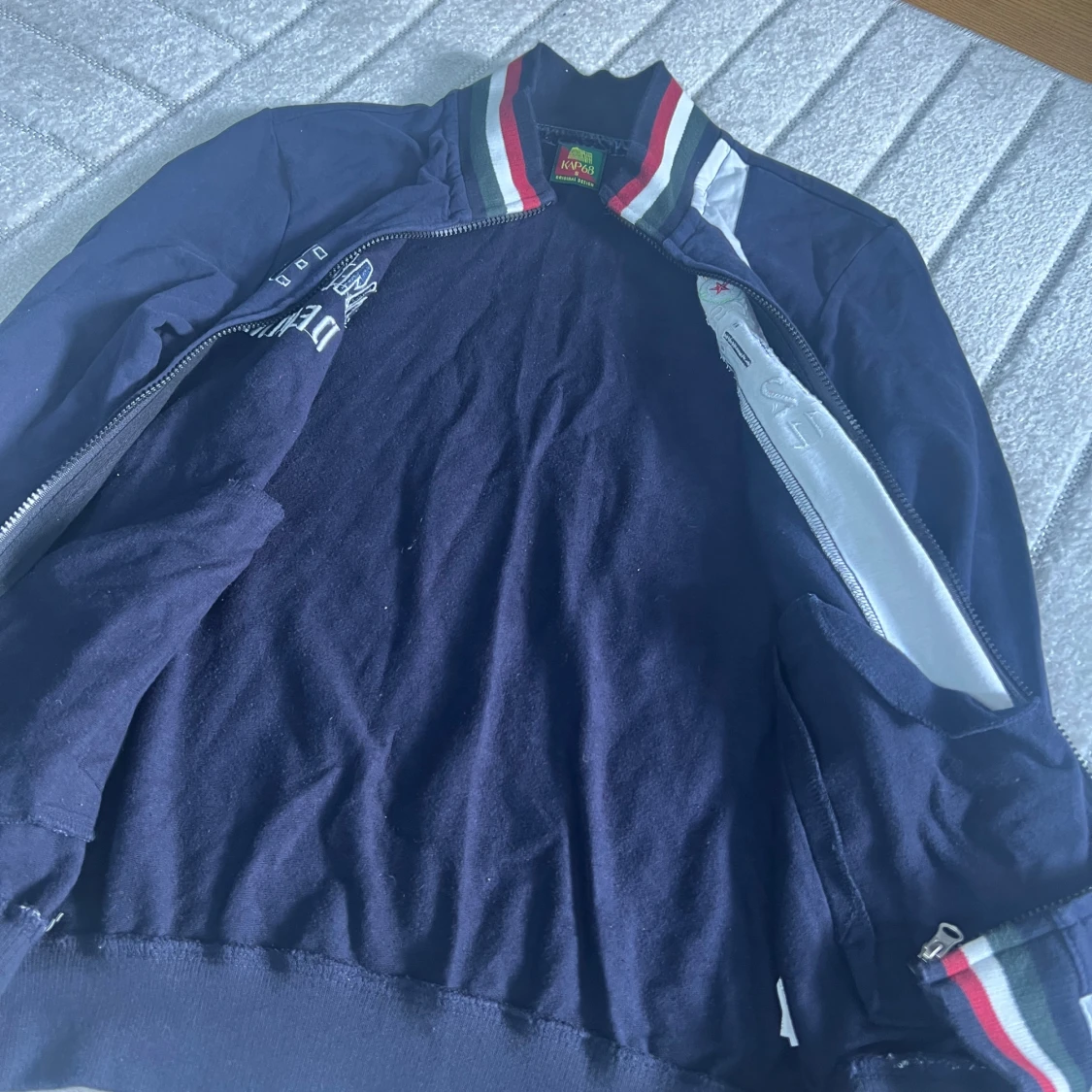 Blå bomberjacka från KAP68 med brodyr - 2