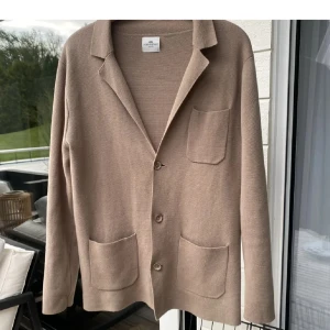 John Henric cardigan/blazer - Snygg beige cardigan jacka från John Henric i super skick inga defekter. Pris kan diskuteras, skriv om ni har fler frågor! 😎