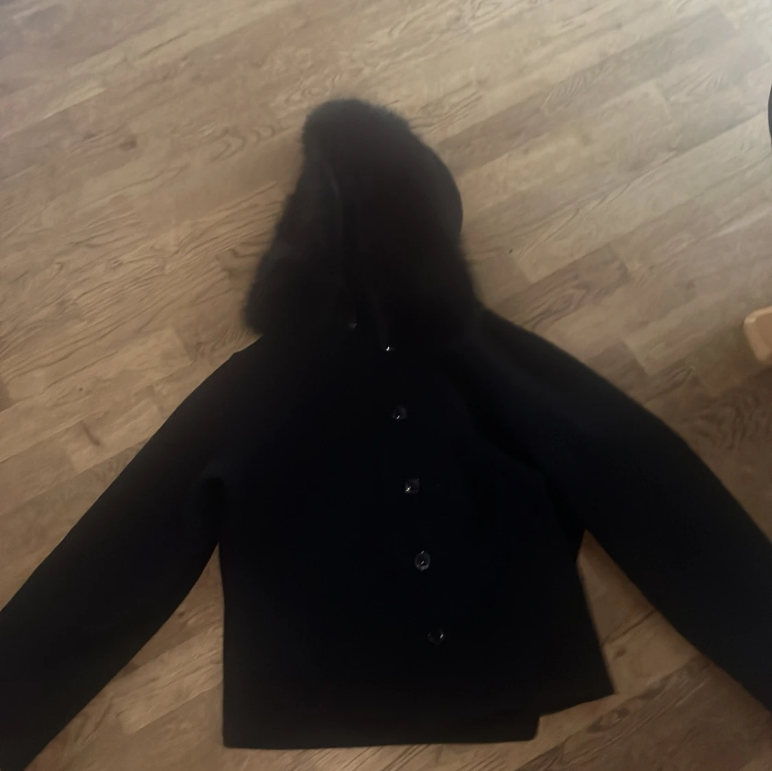 Marinblå kappa med pälskantad huva