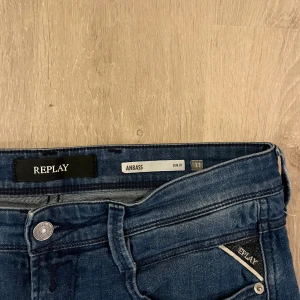 Replay anbass - Storlek📐: W31 L34 (kan sys upp till önskad storlek innan frakt) Skick: 8/10 (mycket bra, inget tecken på användning) Defekter: Nej! Modell: Replay anbass👖 Vid frågor eller intresse är det bara att höra av sig🤝 Frakt sker inom 24h🚚📦