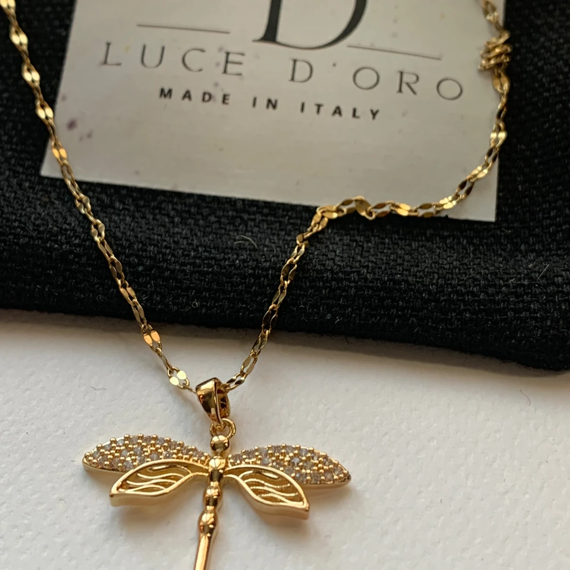 Guldfärgat halsband med trollslända Luce D'Oro