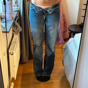 Jeans - Snygga raka jeans ifrån Only som behöver lite kärlek. Jeansen är knappt använda men var tyvvär min testkanin första gången jag sydde om jeans till lågmidjat. Det har resulterat i ett hål mellan benen och att det har blivit veck på insidan av låren. Men om man är sykunnig är detta inget som är svårt att fixa. De har även ett lagat hål på bakfickan. Jag är 173cm och bär oftast S i jeans och dessa är lite långa på mig men går ej att stänga i midjan.