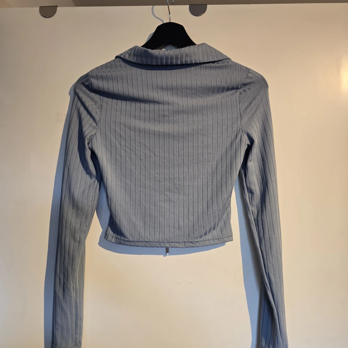 Ljusblå ribbad ziptop med krage - 1