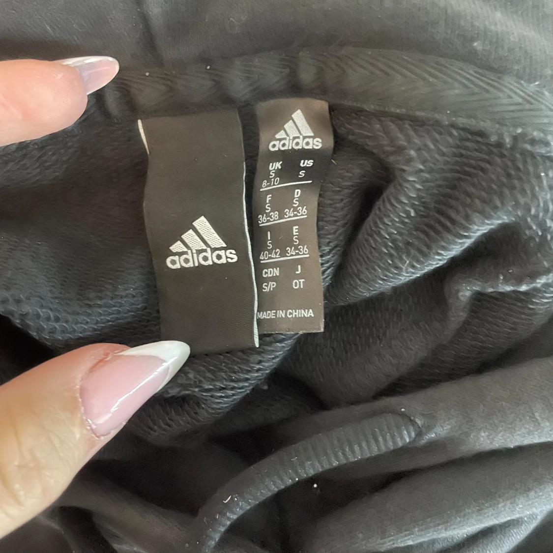 Svart hoodie från Adidas med logga - 2
