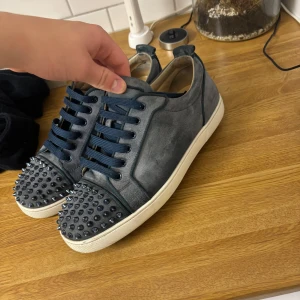 Christian loubutin wased navy - Säljer ett par Christian loubutin i färger wased navy som inte tillverkas längre i storlek 42,5, ny pris 13000kr säljer för endast 4299 pris kan diskuteras vid snabb affär Sicka gärna prisförslag, behövs tvättas lite 