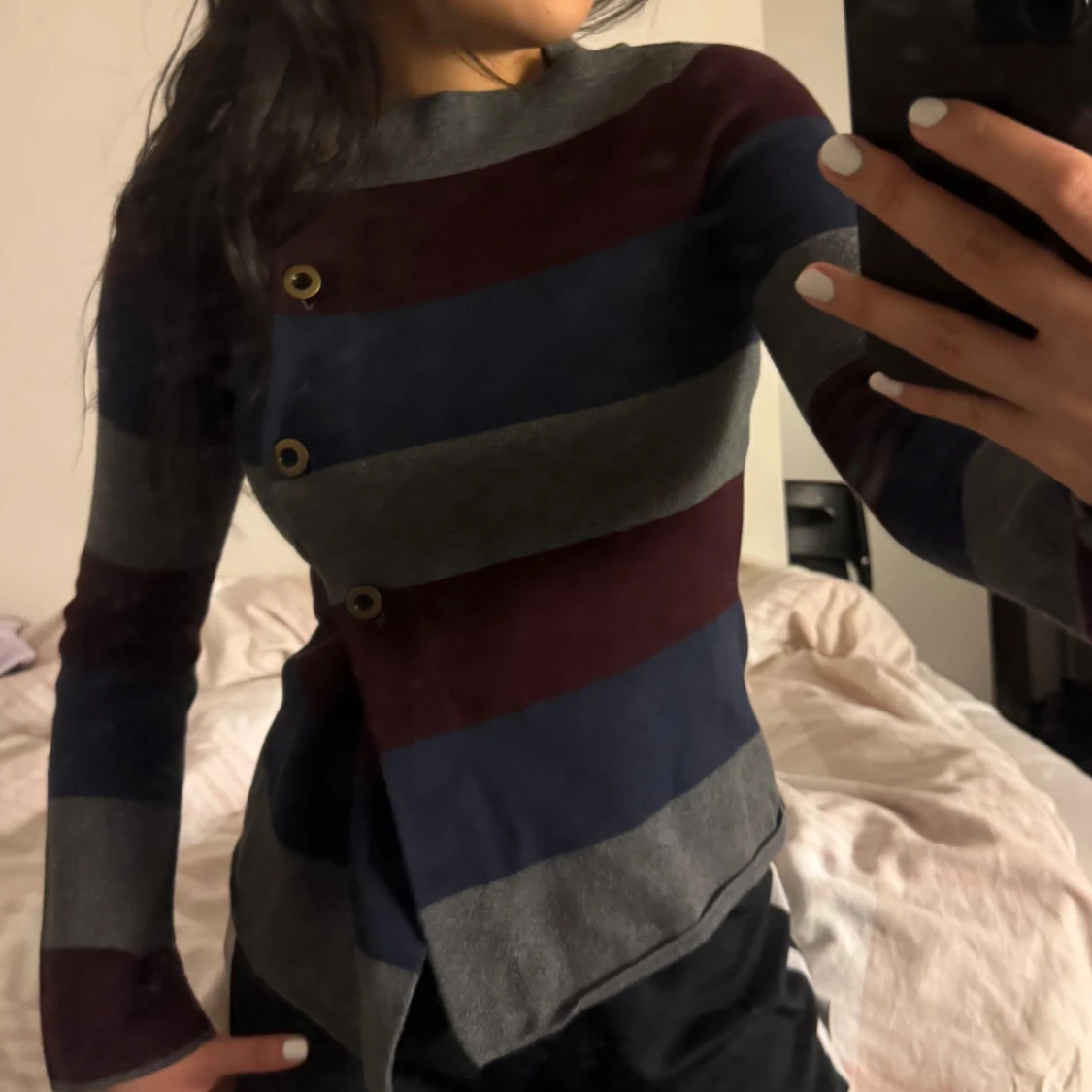Randig kofta med knappar i blått och vinrött - 2
