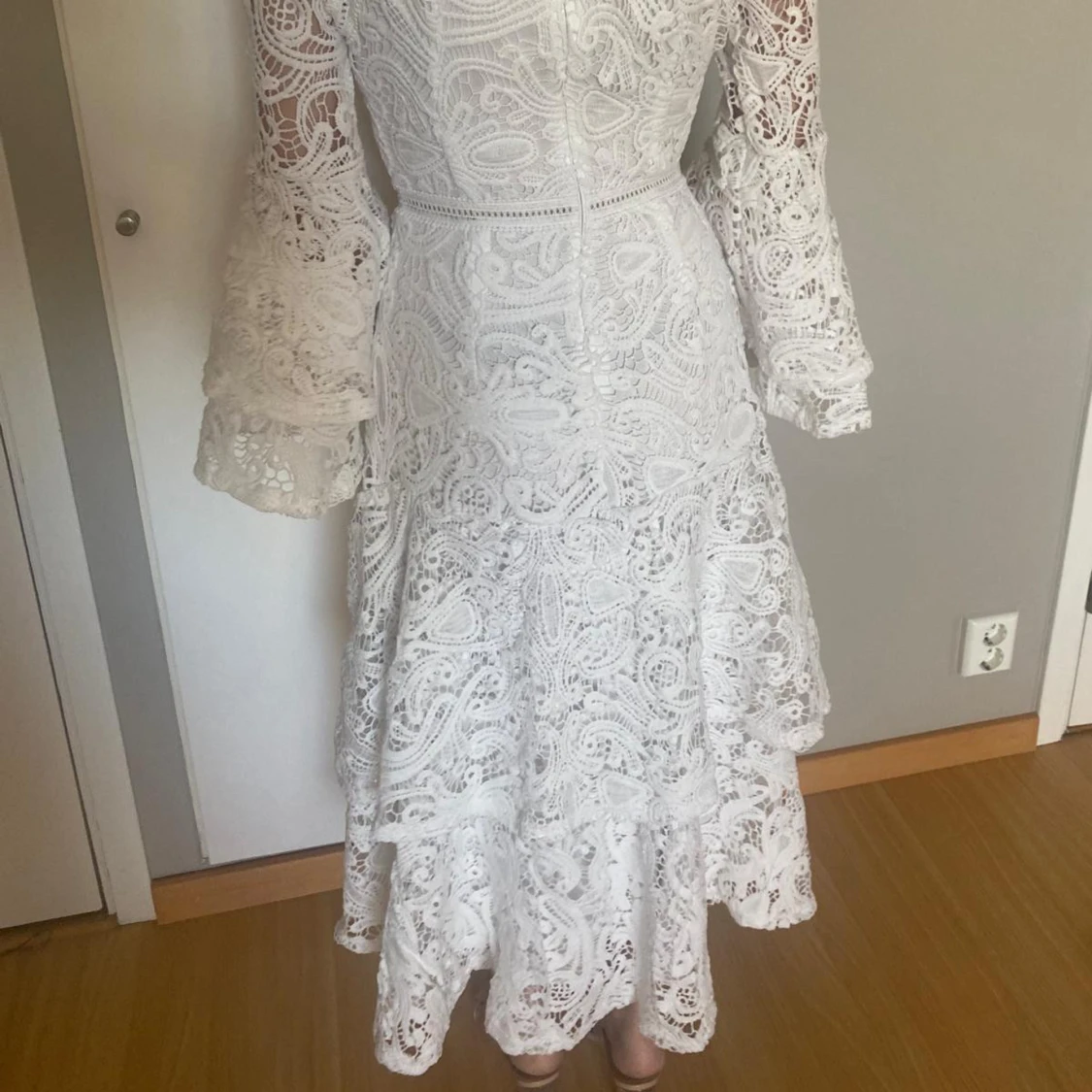 Vit spetsklänning med volangärmar - 3