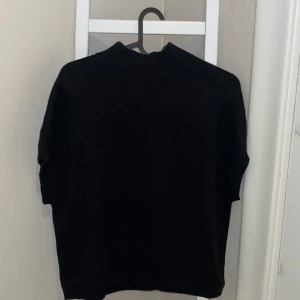 Kappahl polo-tröja - En svart stickad tröja med korta ärmar och hög hals. Suuuper snygg som passar perfekt nu till hösten😍❣️