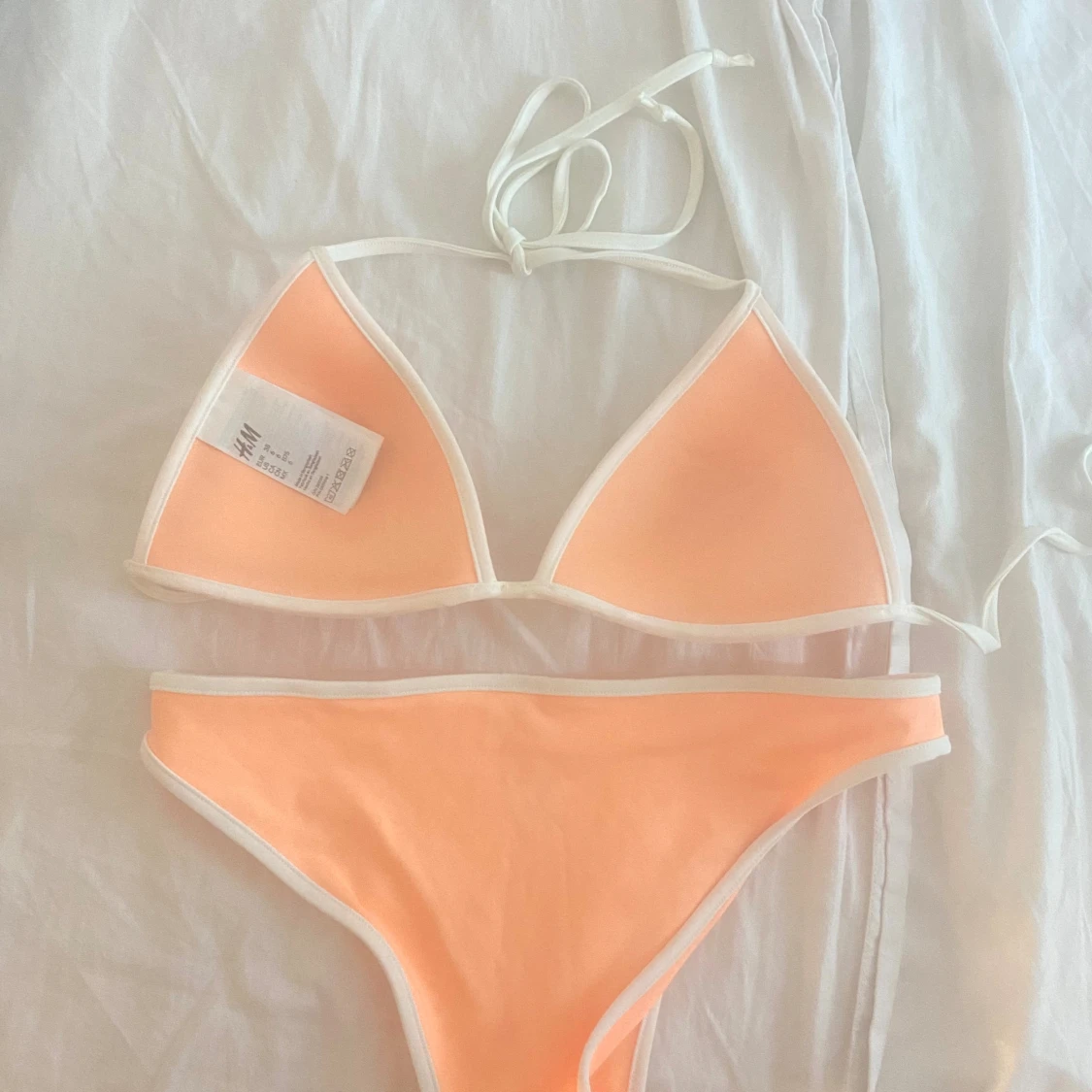 Persikofärgad bikini med vita detaljer från H&M  - 1