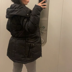 Svart pufferjacka med huva - Säljer en svart pufferjacka med huva och dragsko i midjan. Den är super varm och perfekt nu inför vintern 🤗 den är i mycket bra skick! (skriv om fler bilder) Ordinarie pris är 3500kr men jag säljer för 550kr, pris kan disskuteras 