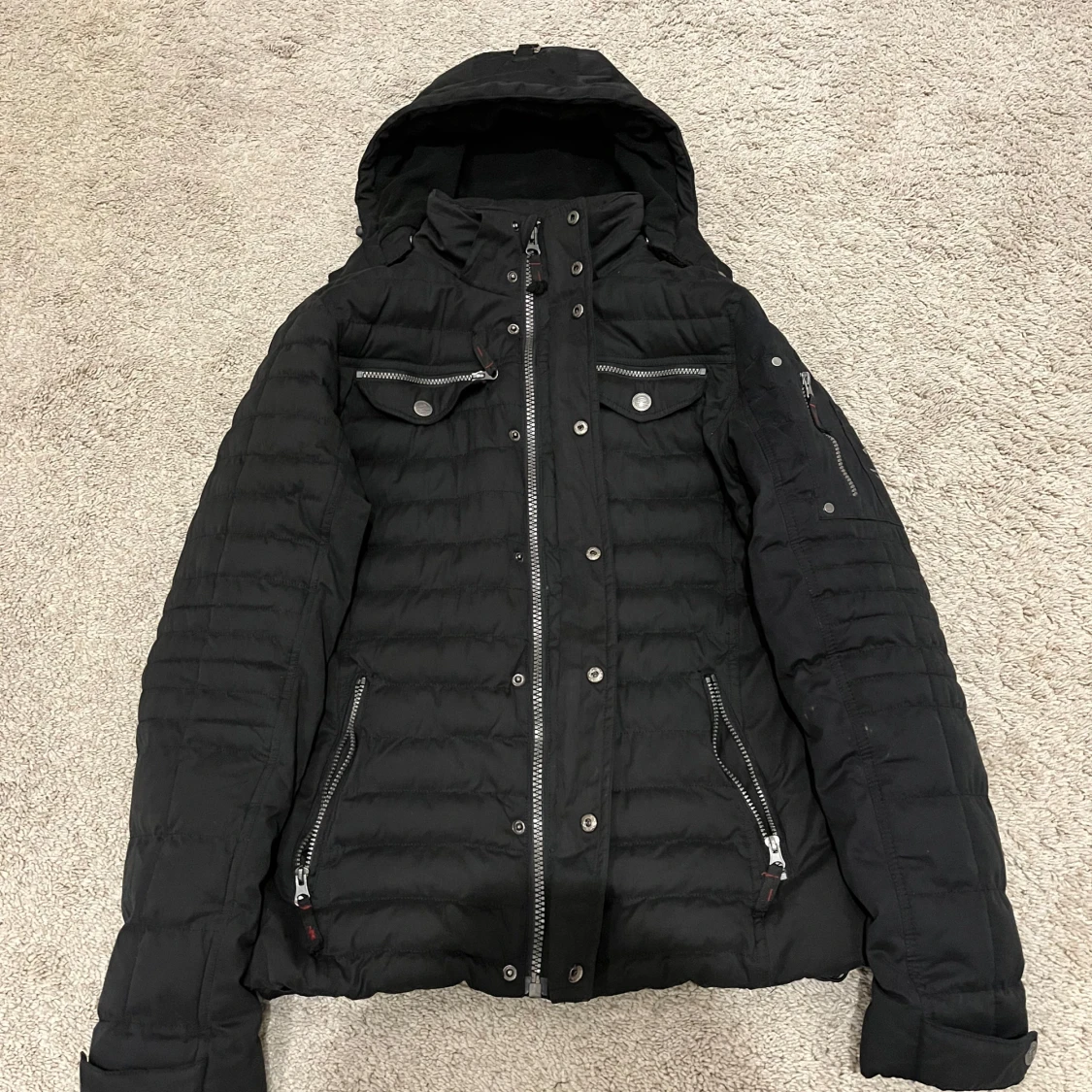 Svart quiltad jacka med huva - 1