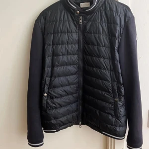 Moncler cardigan - Säljer min moncler cardigan köpt från garmsmarket. Storlek XL men passar mer typ ≈M-L. Har en defekt som inte märks vid användning, se bild