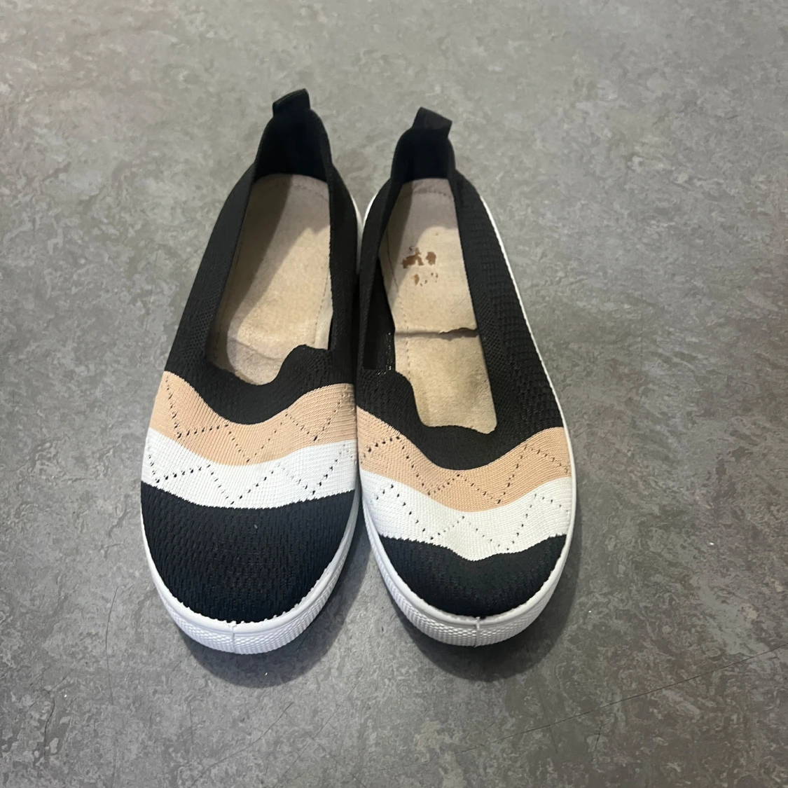 Svarta och beige ballerinaskor med mönster - 2