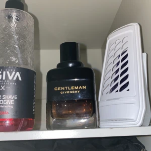 Givenchy Gentleman herrparfym - Stilren och modern parfym från Givenchy. Gentleman-serien är känd för sin elegans och passar dig som vill sticka ut med en klassisk touch. Perfekt för dig som gillar exklusiva dofter och vill ha något extra i samlingen.