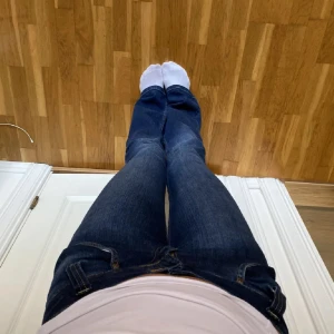 Blå bootcut jeans från Lee, stl 27/35 - Säljer ett par klassiska blå bootcut jeans från Lee i modellen Leola. Jeansen har normalhög midja, snygga kontrastsömmar och Lee-logga på bakfickan. Materialet är 96,5% bomull och 3,5% elastan för en bekväm stretchig känsla. KÖP NU!!❤️❤️