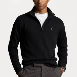 Svart half zip tröja från Polo Ralph Lauren - Helt ny och oanvänd. Fel storlek för mig och glömde att returneras. Svart långärmad tröja från Polo Ralph Lauren med klassisk broderad logga på bröstet. Tröjan har half zip-dragkedja och hög krage. 
