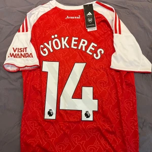 Arsenal gyökeres  - Riktigt snygg Arsenal fotbollströja med Gyökeres och nummer 14 på ryggen. Har 2 stycken detta är 2/2