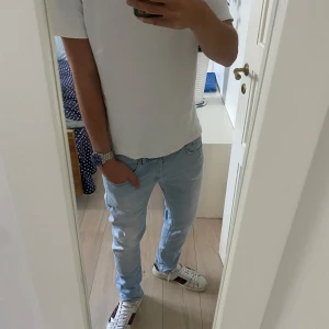 Dondup Jeans George  - Dondup Jeans George! Trendigaste jeansen på marknaden. Skick 9,5/10 Nypris = 4000kr  Säljs för = 599