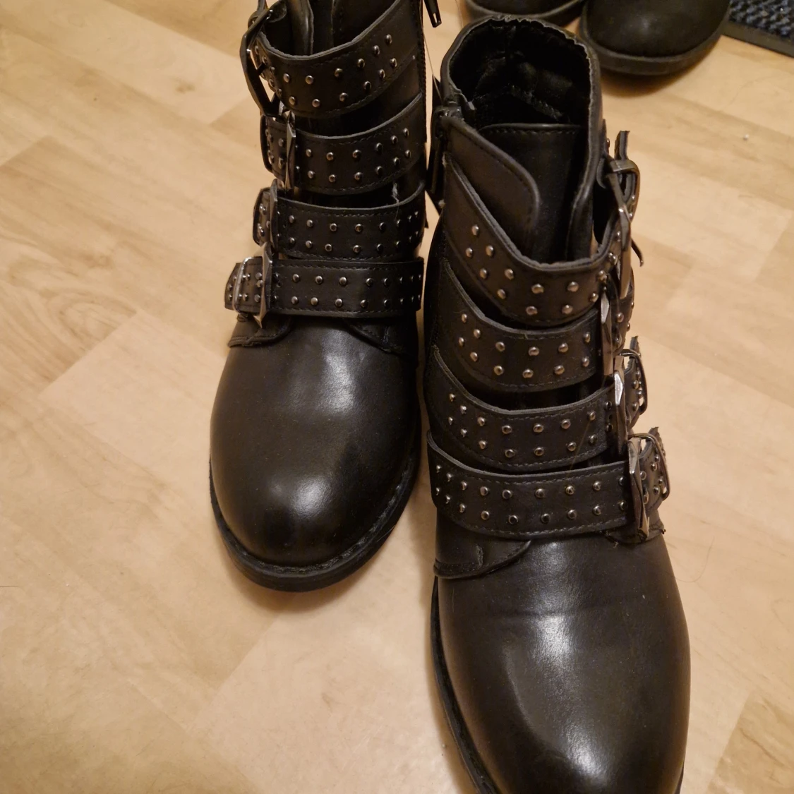 Svarta boots med nitar och spännen - 2