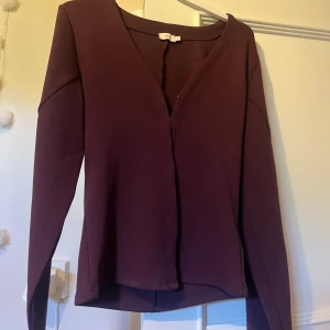 Vinröd kofta - Från Nelly, färgen stämmer inte riktigt med första bilden, bild 2 o 3 stämmer mer. Köpt för några veckor sedan alltså i ny skick🤗 perfekt nu till hösten.