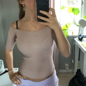 Beige ribbad offshoulder topp - Säljer en jätte söt helt ny topp från hm🥰