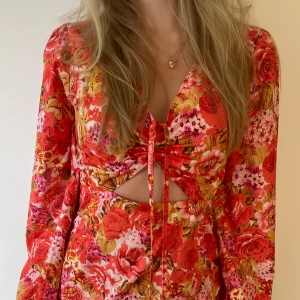 Blommig kortklänning  - Kortklänning med blommigt mönster 🌺