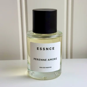 ESSNCE Perenne Amore Eau de Parfum 50 ml  - ESSNCE Perenne Amore edp 50 ml. Inspirerad av Valentino Donna Born in Roma. Enbart testsprayad ett fåtal gånger. Givetvis förvarad mörkt och svalt. 