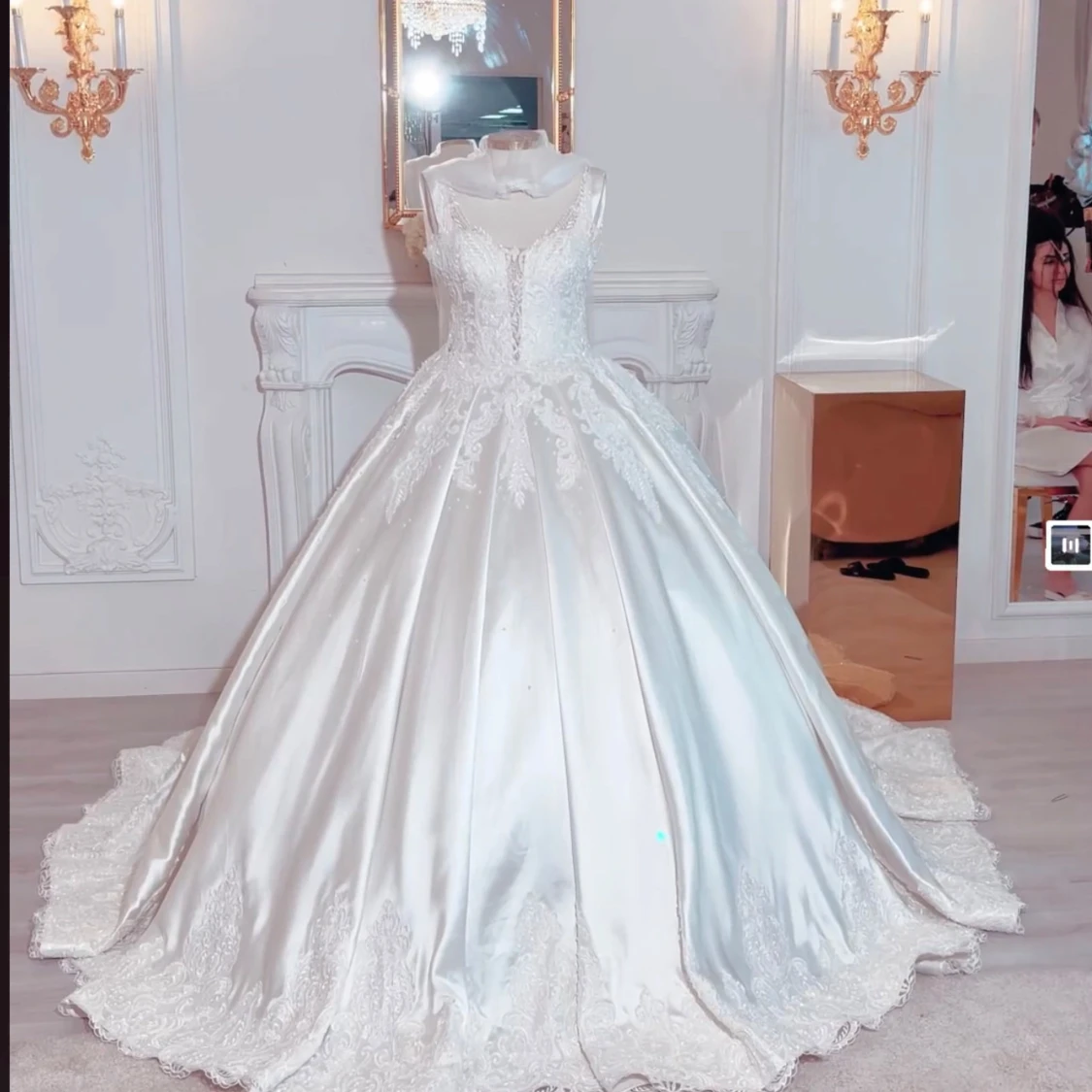 Vit prinsessklänning med spetsdetaljer