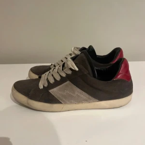 Zadig & Voltaire Skor - Snygga bruna sneakers i mocka från Zadig & Voltaire. Dom är i bra skick och har några små flaws som slitage inuti den vänstra skon och lite heeldrag. Jag har också bytt ut insulorna med nya (dock ett annat märke). Nyris cirka 3000kr