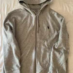 Grå hoodie från Ralph Lauren - Tja säljer nu min Ralph lauren hoodie pga den är för stor har använt den 2-3 gånger 9,5/10 skick den är i storlek L hör gärna av er