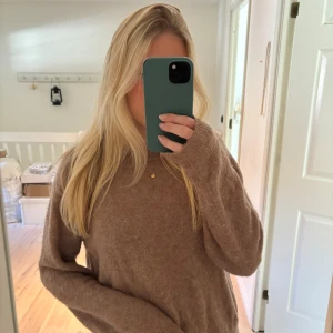 Stickad tröja  - Brun stickad tröja från zara, storlek M men fungerar som S