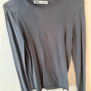 Grå långärmad tröja från Zara - Grå långärmad tröja från Zara, säljer för jag aldrig använder den