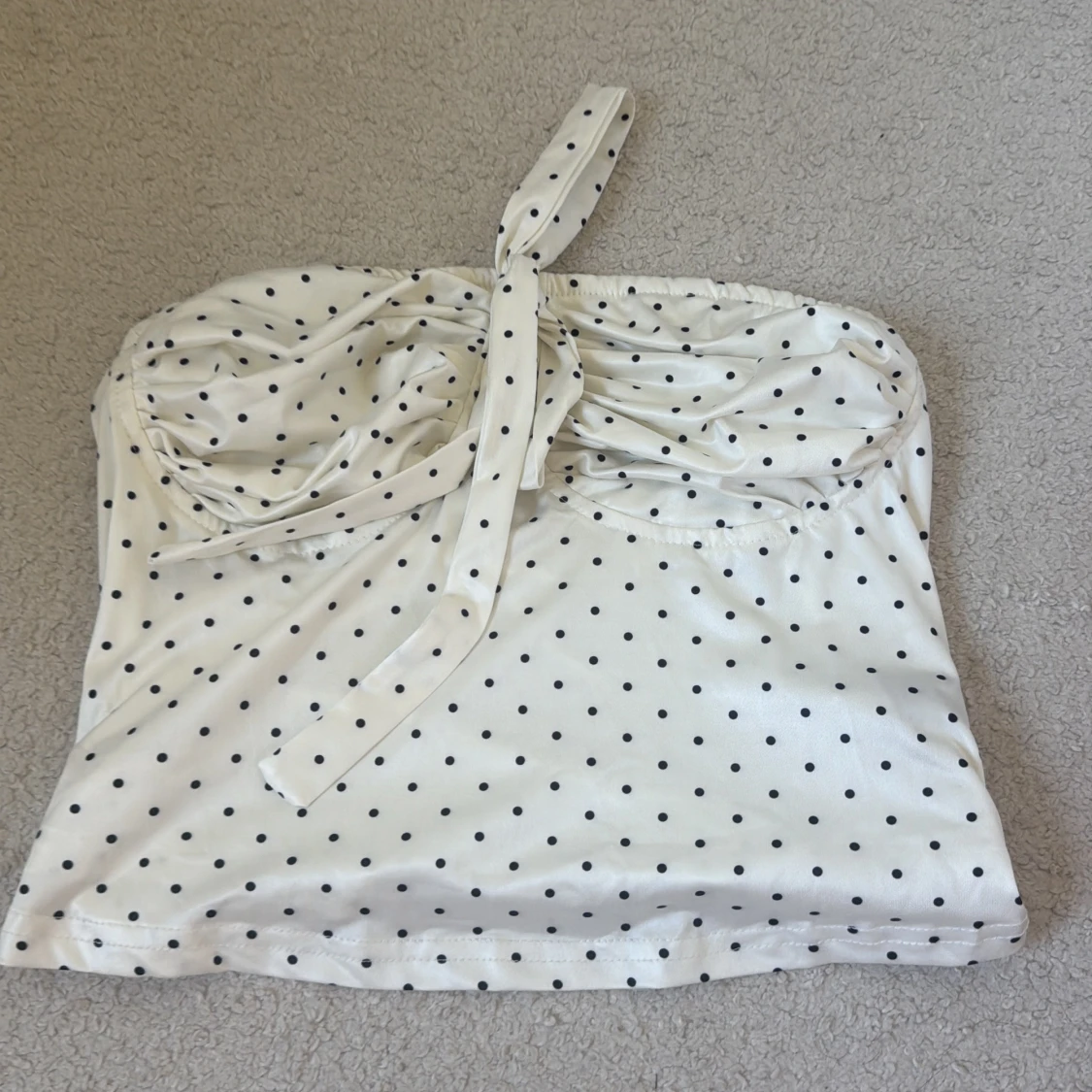 Prickig axelbandslös tubtopp