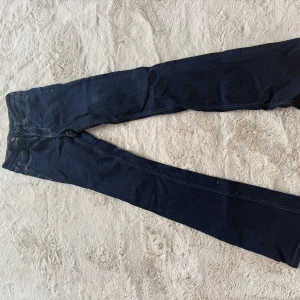 Mörkblå skinny jeans från Zara - Säljer ett par mörkblå skinny jeans från Zara med klassisk femficksdesign och kontrastsömmar. Jeansen har normal passform i midjan och är tillverkade i stretchigt jeansmaterial för en bekväm känsla. Perfekta till sneakers eller boots.
