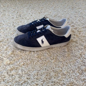 Ralph Lauren skor - Säljer ett par riktigt feta Ralph Lauren skor i storlek 43. Mycket fint skick utan defekter. Skriv vid frågor!