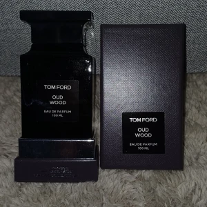 Tom Ford Oud Wood 100ml - Tom Ford Oud Wood Eau de Parfum, 100 ml. Ingredienser: Alcohol Denat., Fragrance (Parfum), Water (Aqua/Eau), Linalool, BHT, Limonene, Coumarin, Cinnamyl Alcohol, Farnesol, Hydroxyisohexyl 3-Cyclohexene Carboxaldehyde, Butylphenyl Methylpropional. Snygg och lyxig flaska för dig som gillar exklusiva dofter.