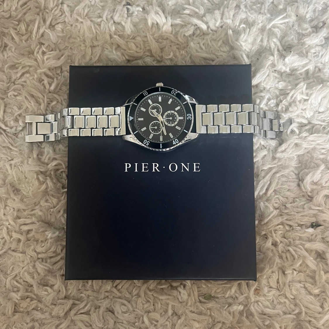 Silverfärgad klocka från Pier One